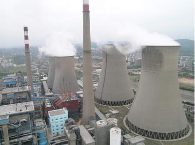 （圖：電廠脫硫現(xiàn)場工作）