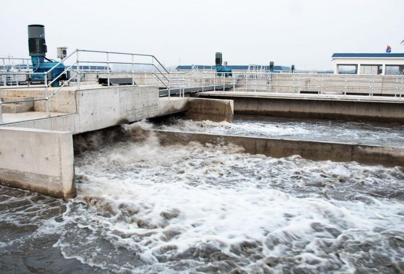 （圖：污水池起泡現(xiàn)場）