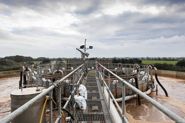 （圖：垃圾滲濾液泡沫現(xiàn)場(chǎng)）