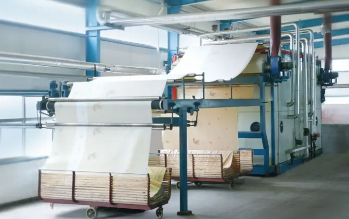 （圖：造紙消泡劑運(yùn)用現(xiàn)場(chǎng)）