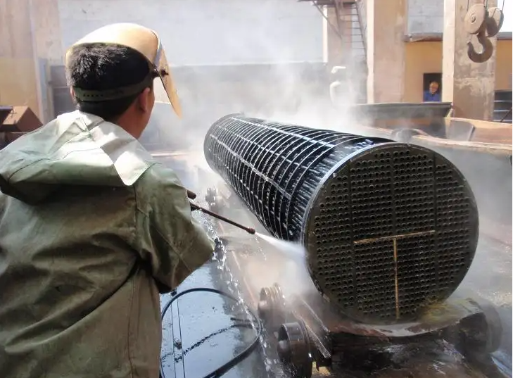 （圖：工業(yè)清洗泡沫現(xiàn)場）