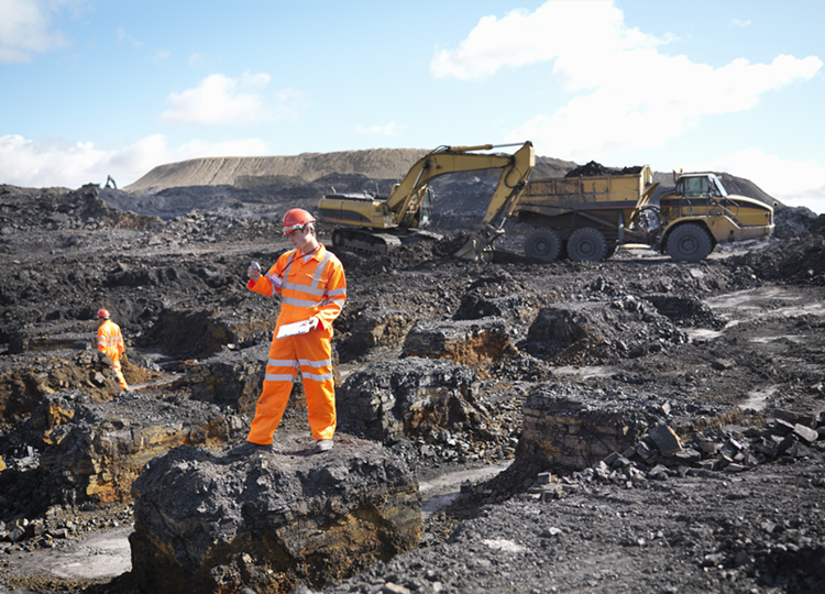 （圖：原煤挖礦現(xiàn)場）