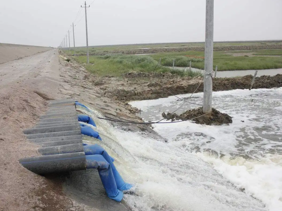 （圖：工業(yè)廢水處理現(xiàn)場(chǎng)）