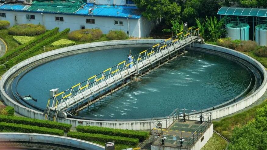 （圖：工業(yè)廢水污水池）