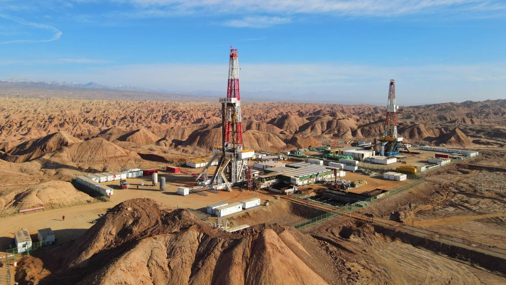 （圖：油田鉆井現(xiàn)場工藝）