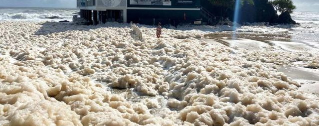 （圖：焦化廠污水廢水泡沫）
