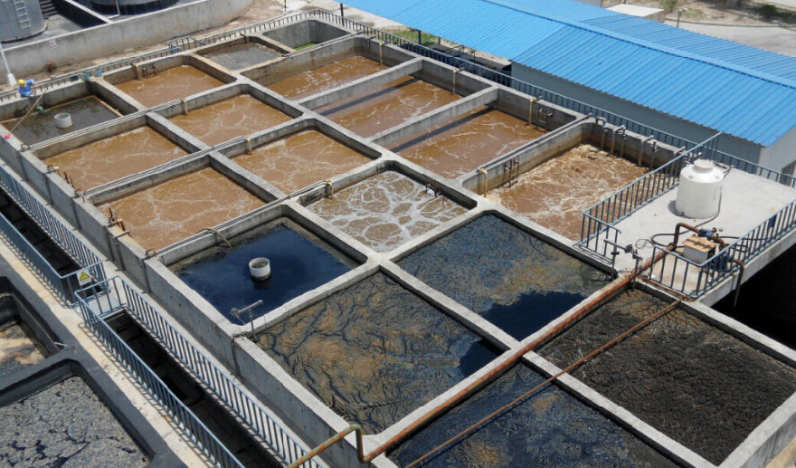 （圖：污水處理池泡沫）